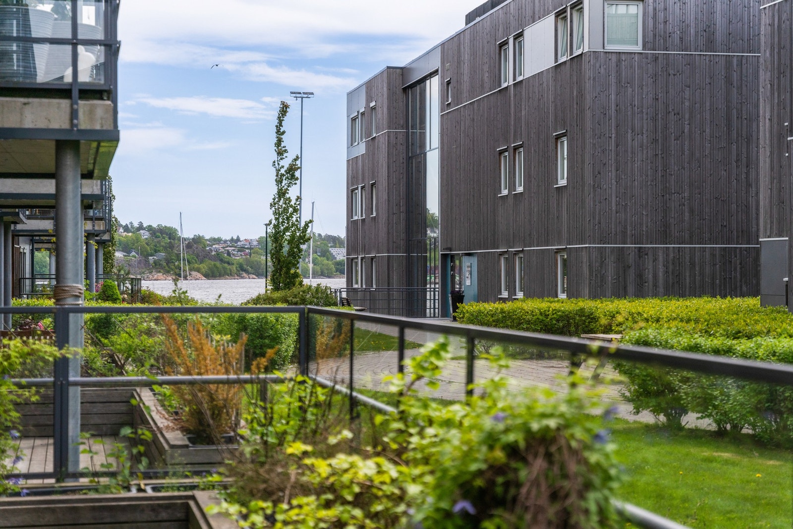 Velkommen til Sjøgata 35 ! En lys og fin endeleilighet beliggende med trappefri adkomst i 1. etasje. Galleribilde