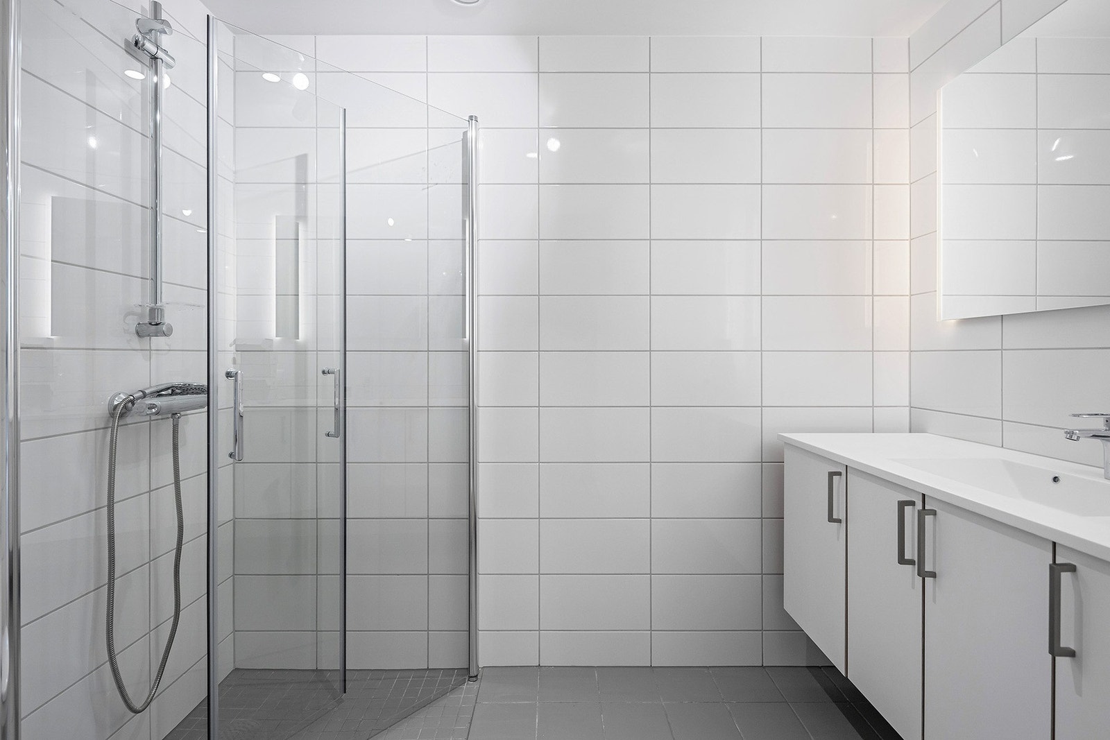 Her får du to baderom ev god størrelse. Begge er innredet med dusj, toalett og servantskap. Galleribilde