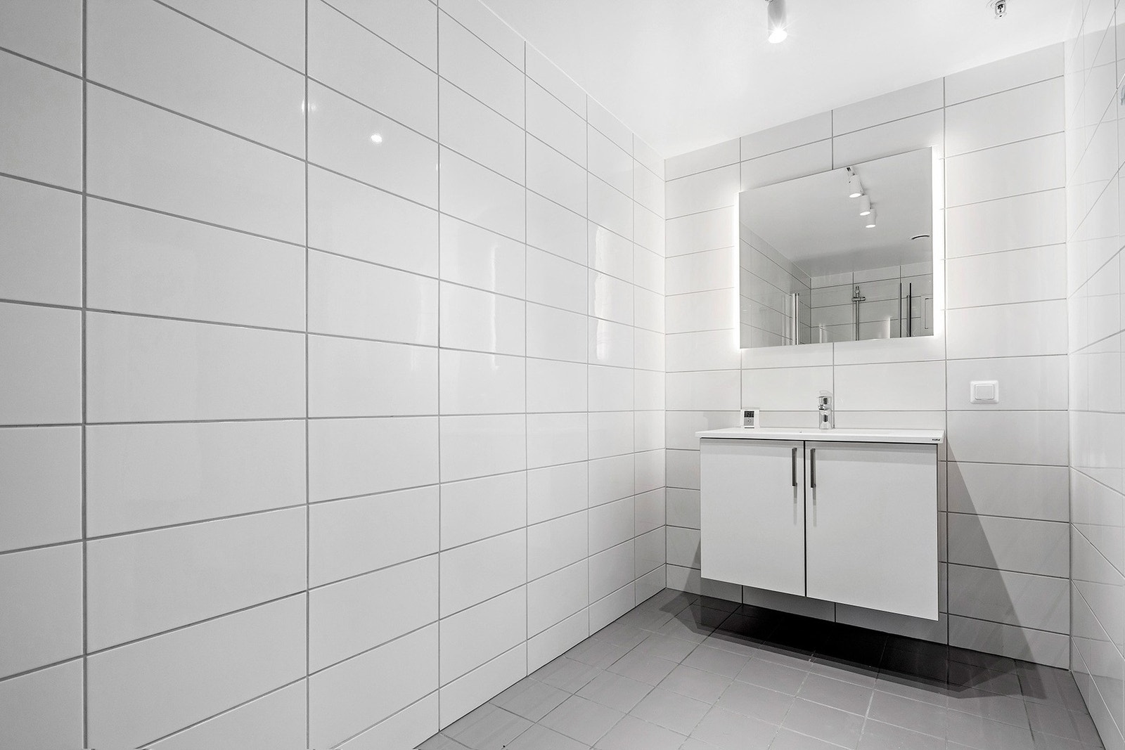 Her får du to baderom ev god størrelse. Begge er innredet med dusj, toalett og servantskap. Galleribilde