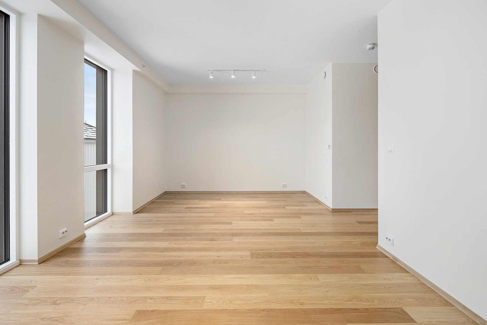 Her får du god planløsning med adskilt kjøkken og stue og et bad i hver etasje. Galleribilde