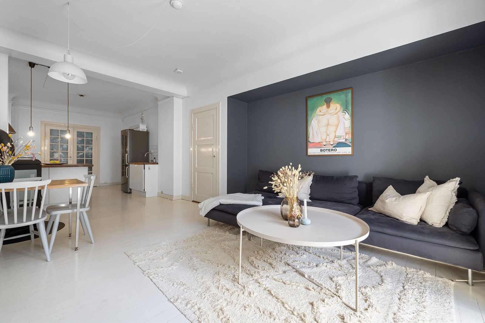 Leiligheten har en åpen og romslig planløsning, med tregulv og tidsriktige fargevalg. Galleribilde