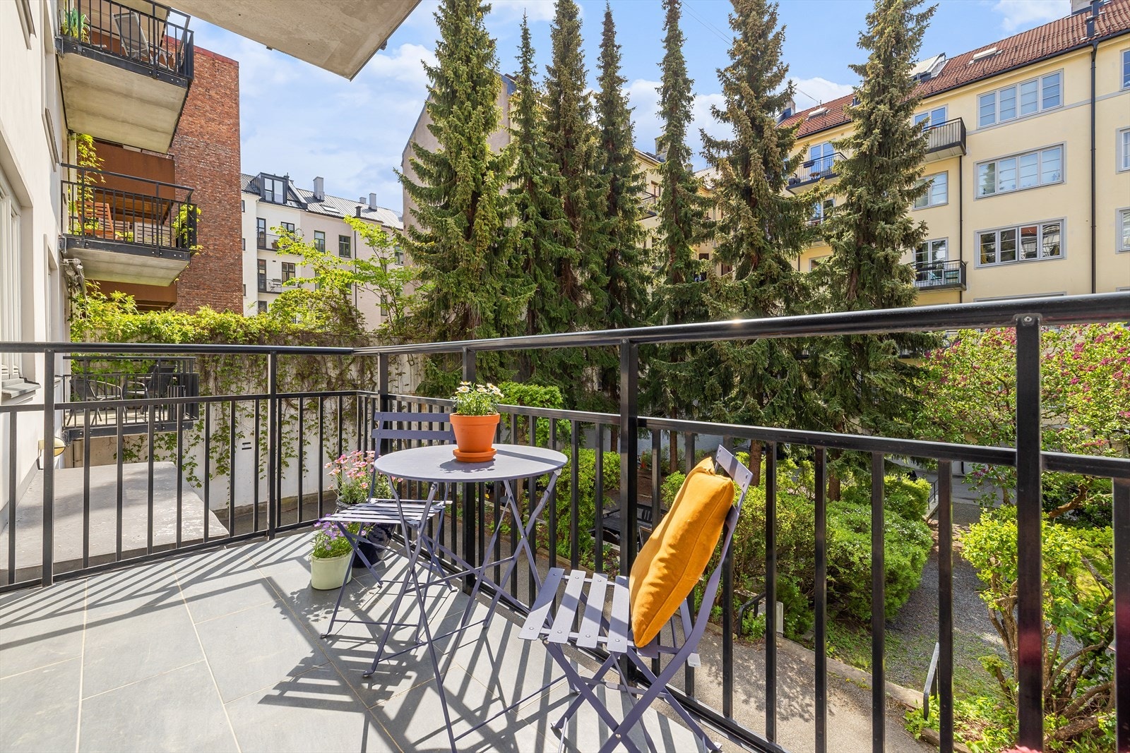 Solrik sydvestvendt balkong på ca. 6 kvm. God plass til utemøblement og grill. Galleribilde