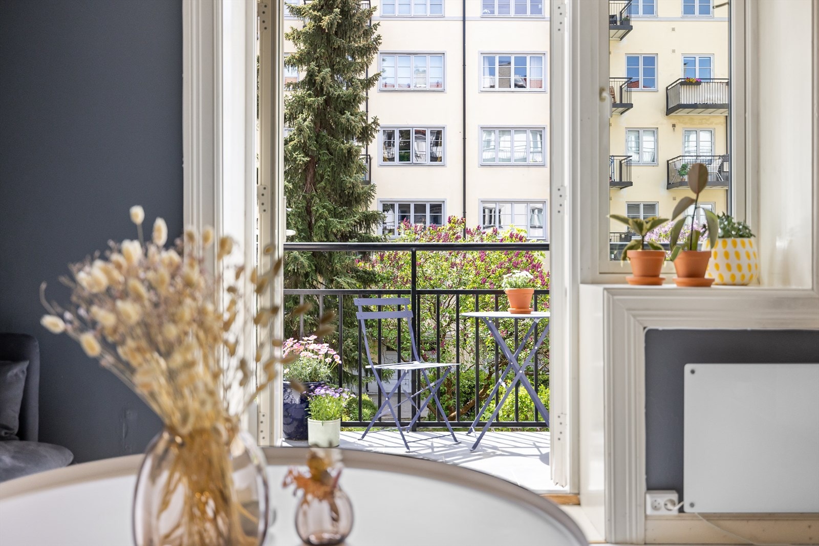 Utsyn fra stuen til sameiets grøntareal. Galleribilde