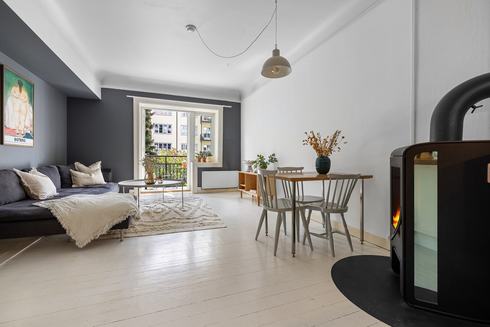 Stuen har også plass til spisebord i tilknytning til den åpne kjøkkenløsningen. Peisovn for kalde vinterdager og stemningsfulle høstkvelder. Galleribilde