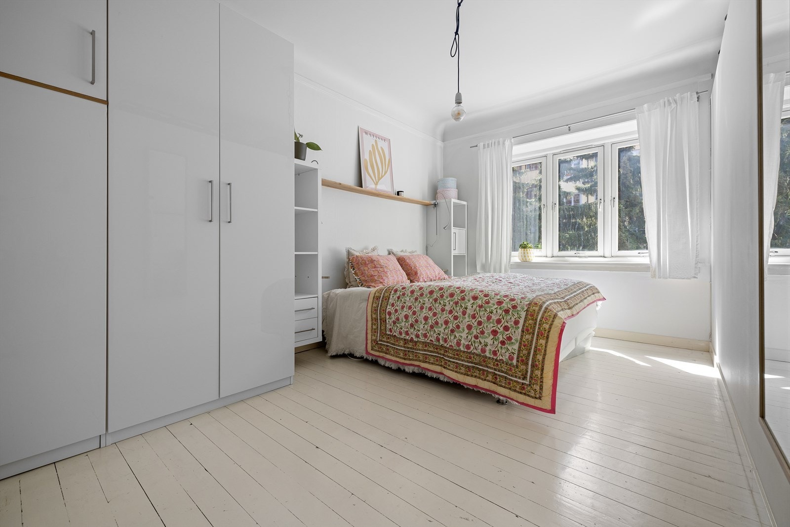 Stort soverom i hoveddelen som ligger i 2 etg. mot bakgård. Her er det plass til dobbeltseng. Galleribilde