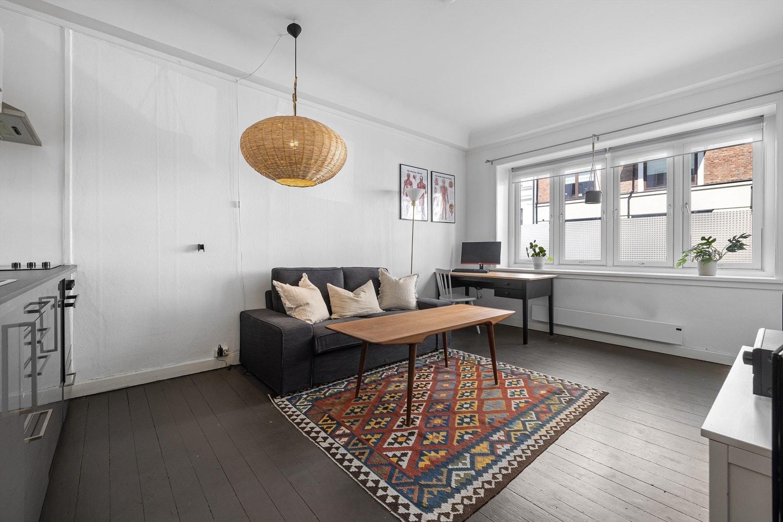 Her er det plass til både sofagruppe og skrivebord/spisebord. Nåværende eier har årlige inntekter i hybeldelen på kr. 120.000,-. Galleribilde