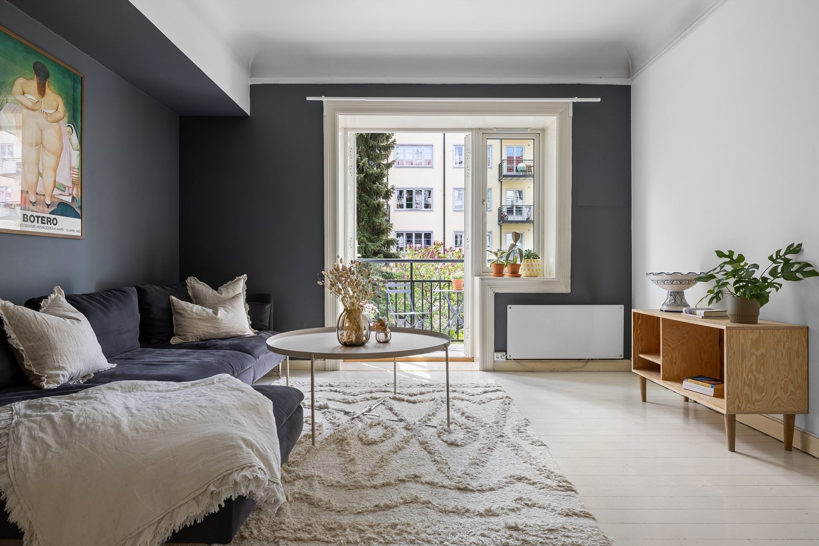 Stuen har en god planløsning og har god plass til stor sofagruppe. Galleribilde