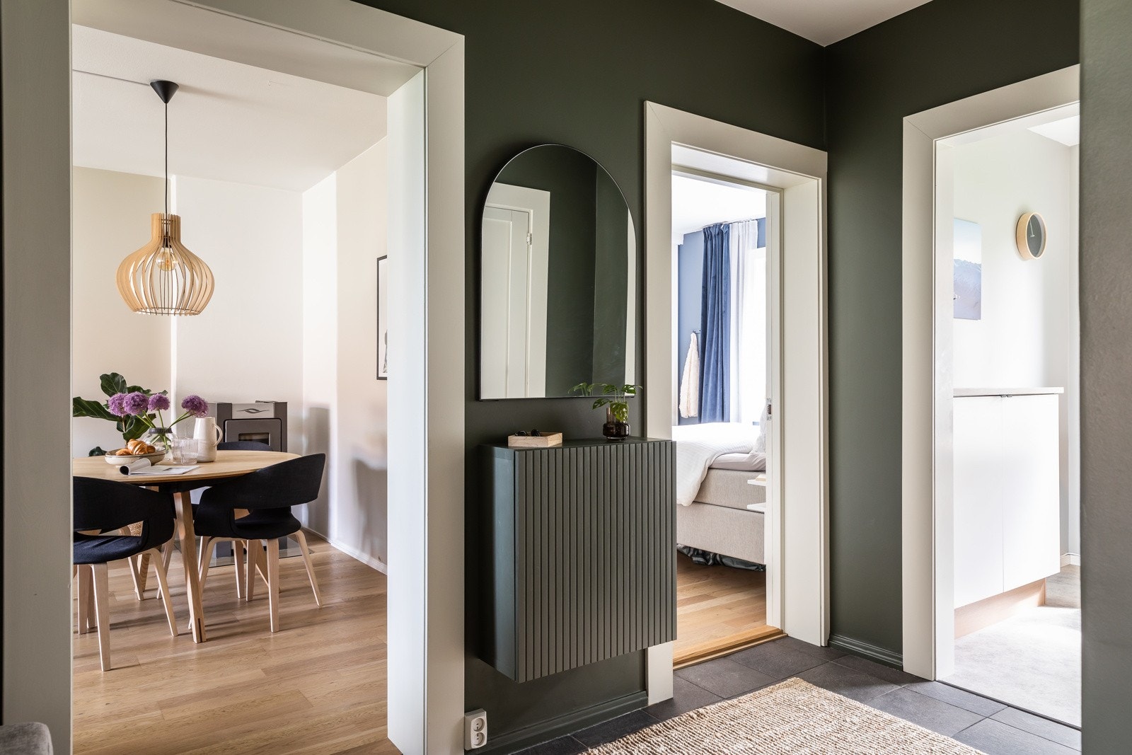 Du har tilgang til tre boder på tilsammen 13,4 kvm. I tillegg diponerer oppgangen et eget tørkeskap i kjeller, og gratis dekkhotell i borettslaget. Galleribilde