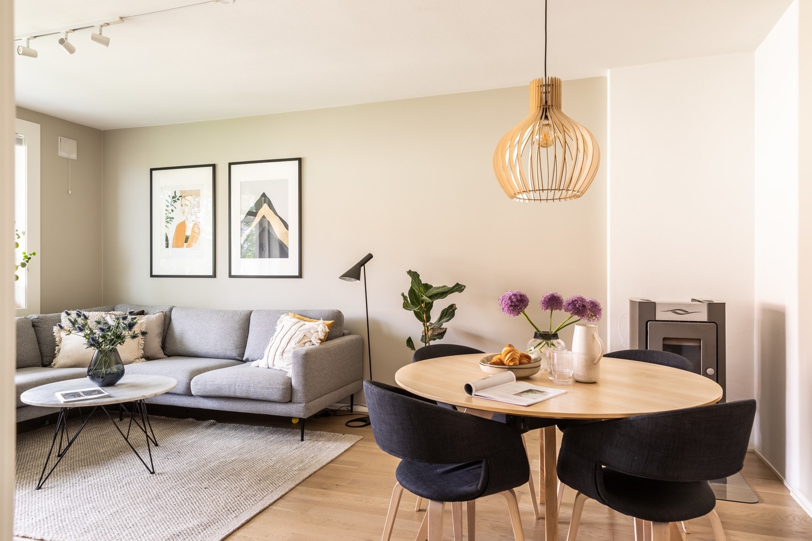 Her har du godt med plass til både spisestue og sofagruppe. Galleribilde