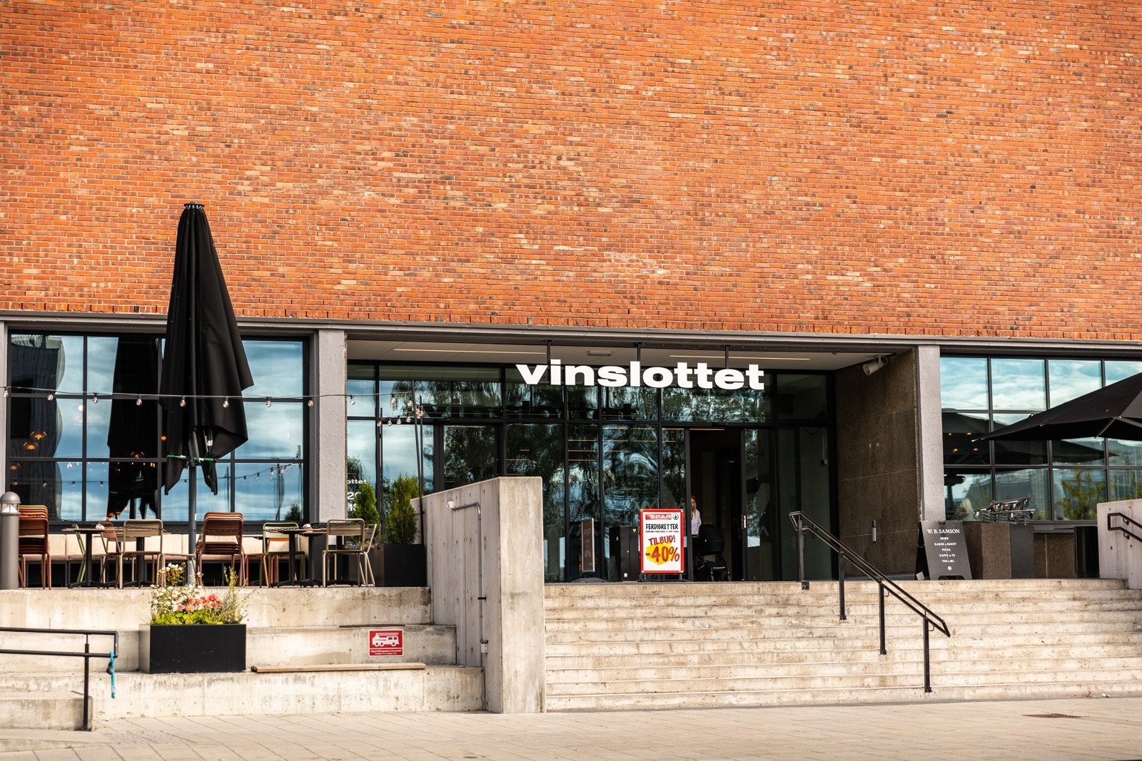 Vinslottet er en kort rusletur unne med serveringssted, vinmonopol, blomsterutsalg osv. Galleribilde