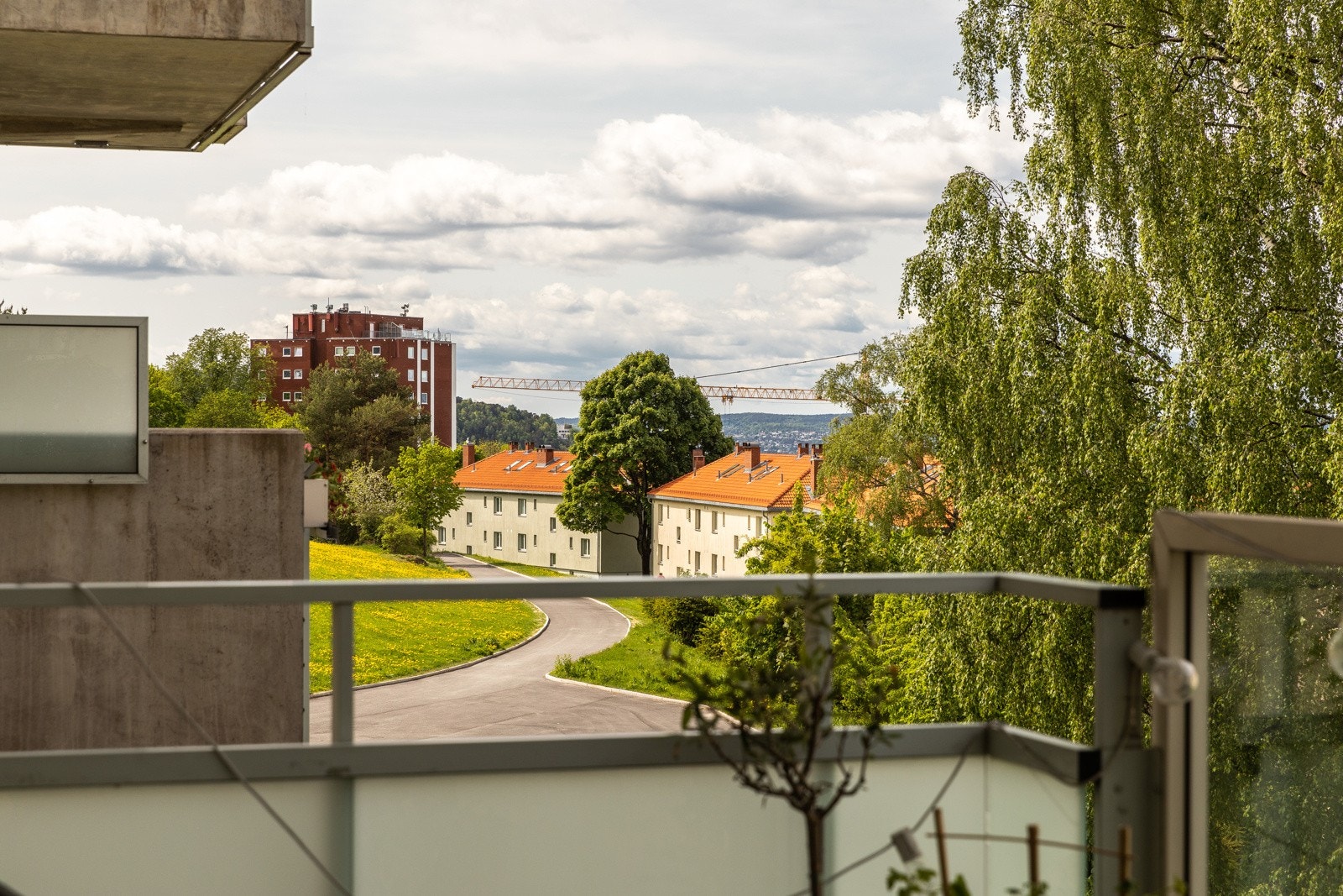 Solrik vestvendt balkong med utsyn mot Holmenkollen i vest og Hasleparken mot sør. Galleribilde