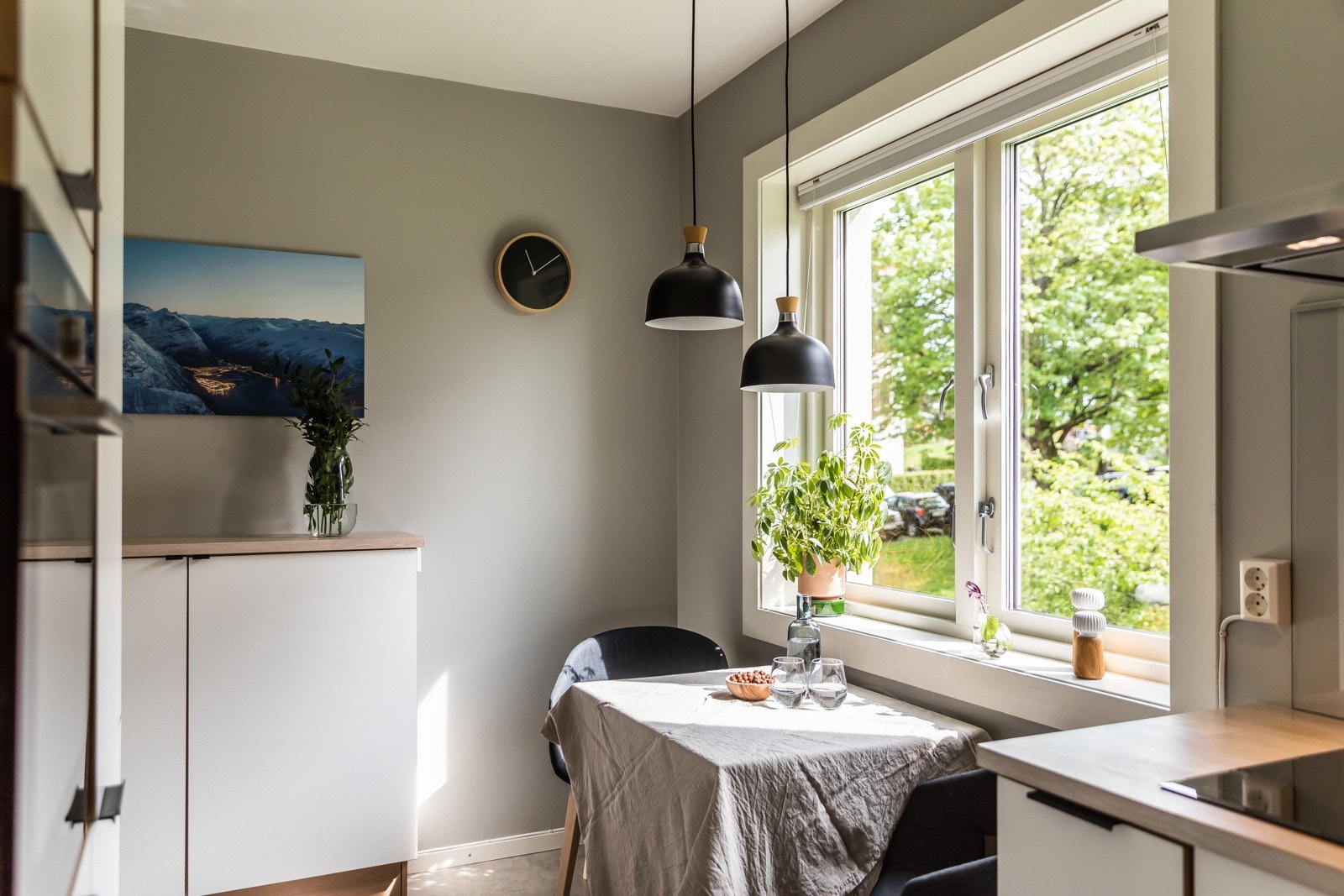 Mulighet for spiseplass ved vindusposten. Galleribilde