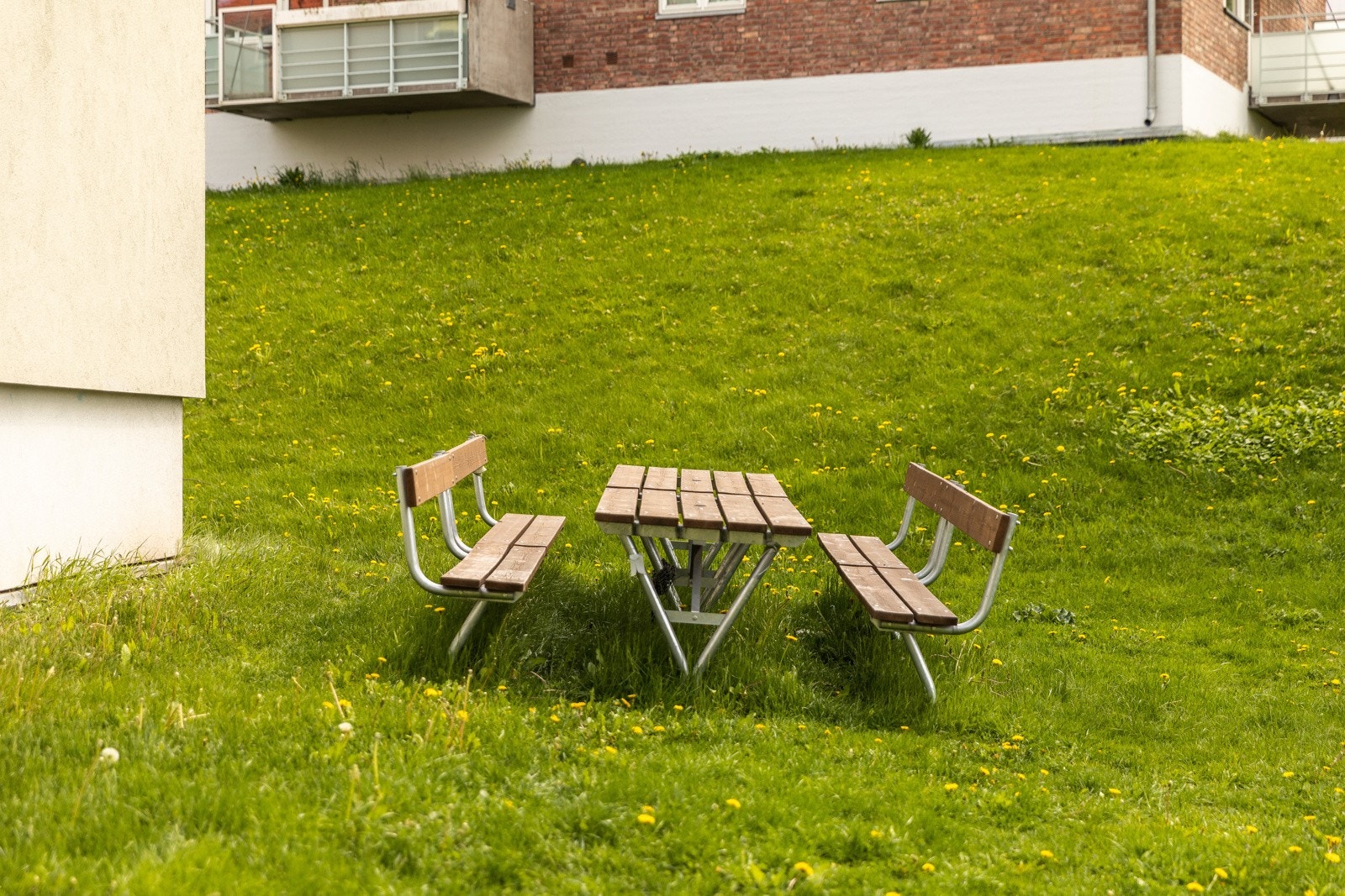 Området har flere sittegrupper hvor naboer griller i felleskap, arrangerer bursdager osv. Galleribilde