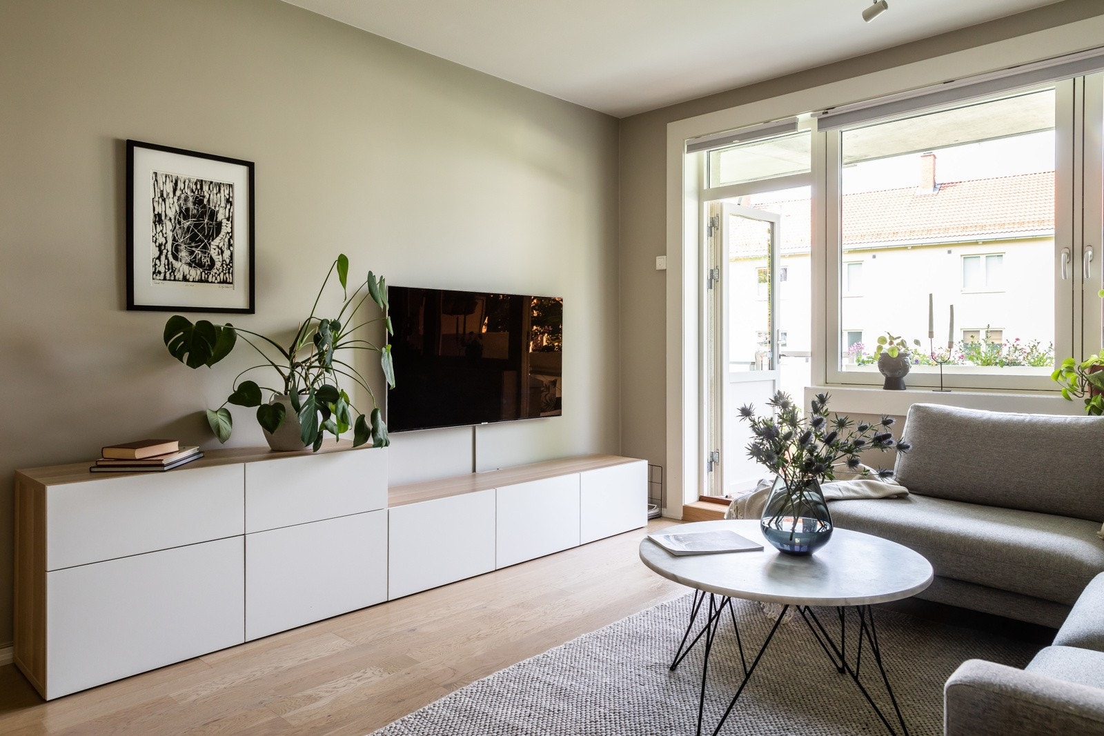 Slette vegger malt i moderne fargetoner. Galleribilde