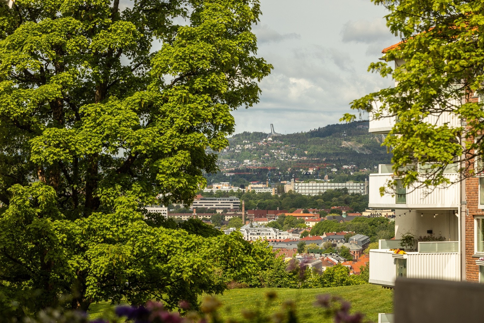 Tilgang til solrik vestvendt balkong på 6 kvm, med utsikt mot Holmenkollen i vest og Hasleparken mot sør. Galleribilde