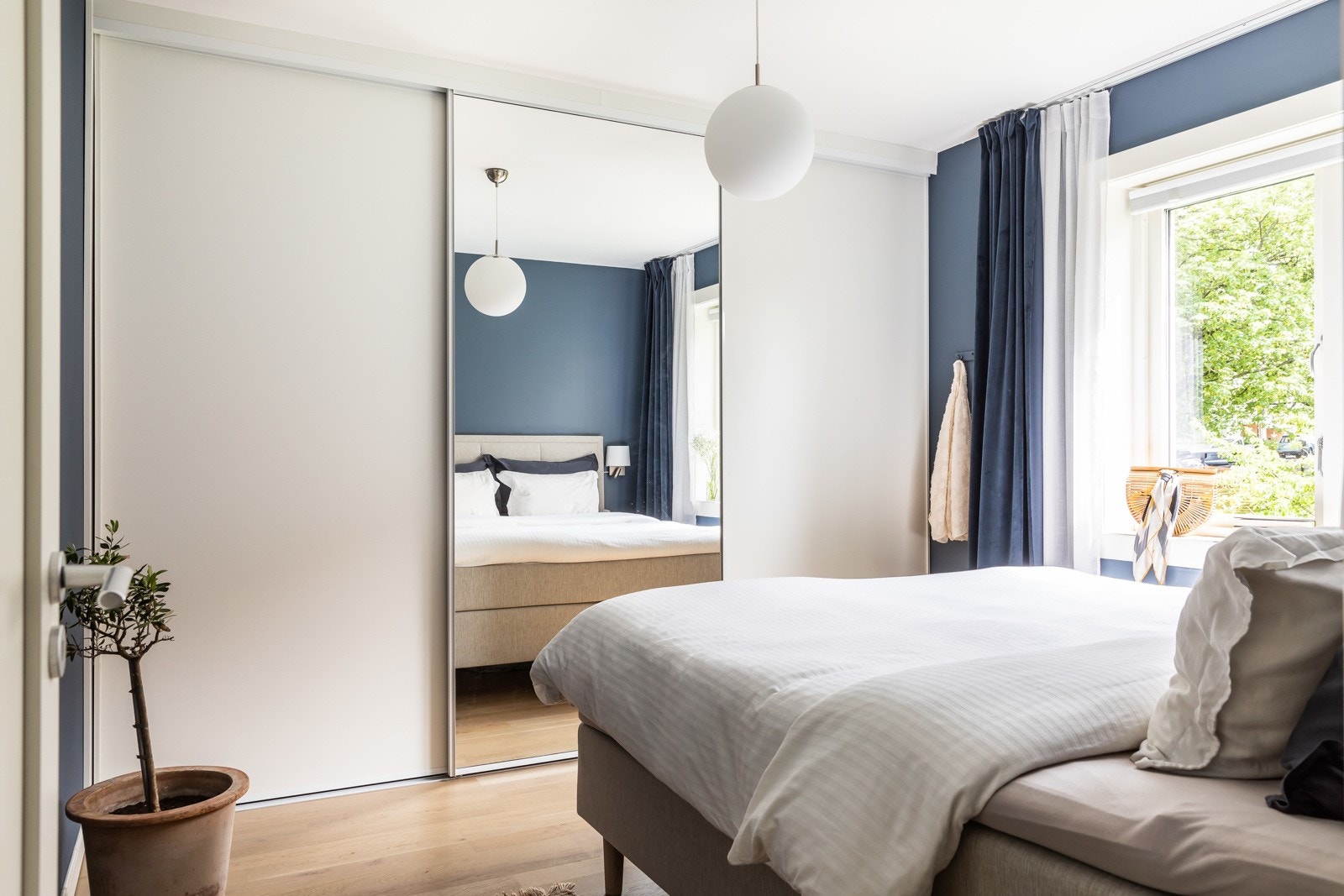 Du har god plass til dobbeltseng, og skyvedørsgarderobe på hel vegg med en speilfront gir rikelig lagring. Galleribilde