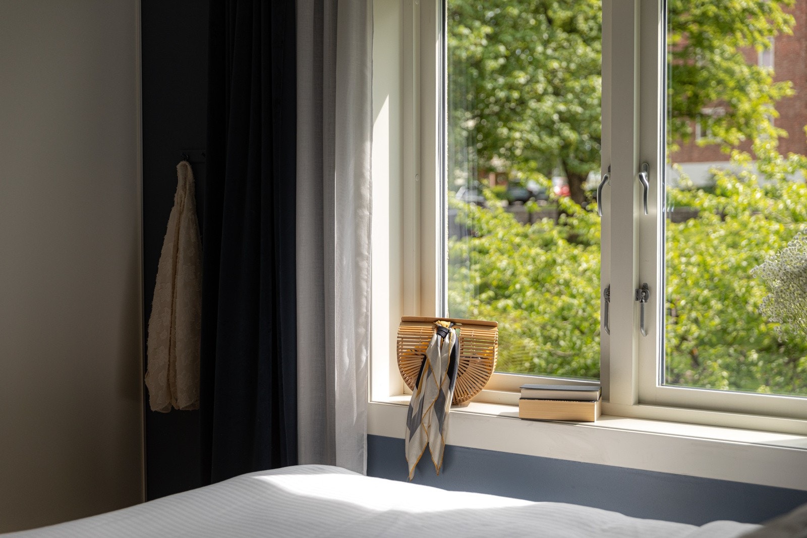 Dype karmer i samtlige vindusposter. Galleribilde