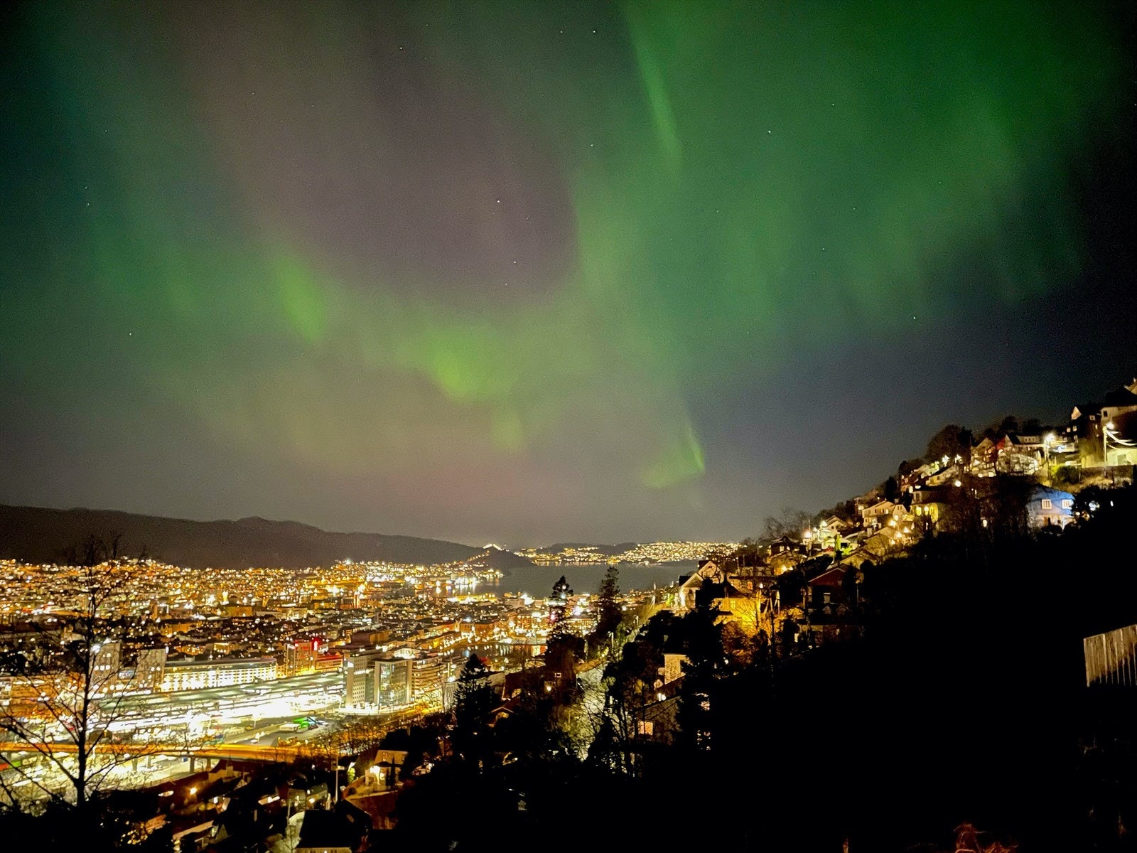 - Aldri gå glipp av nordlys når det skjer i Bergen. Bilde tatt av selger - Galleribilde