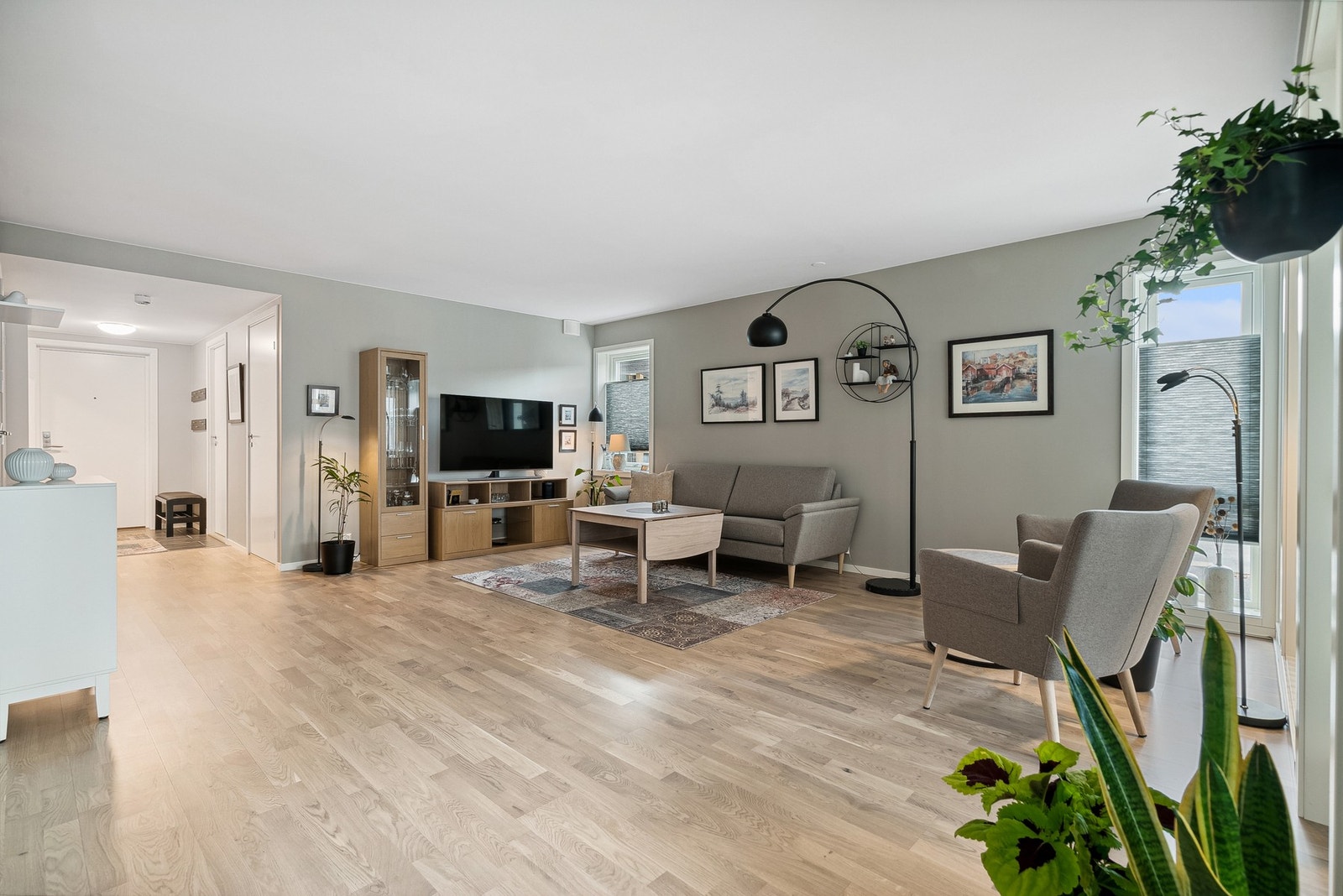 Hit kan du flytte rett inn og trives i et stille og trivelig boligområde. Galleribilde