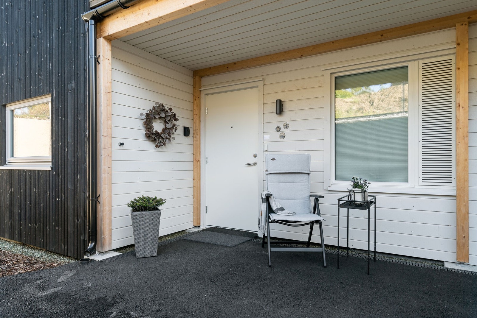 Utenfor leiligheten blir du tatt imot med en flott inngangsparti. Her kan du nyte ettermiddagssolen! Galleribilde