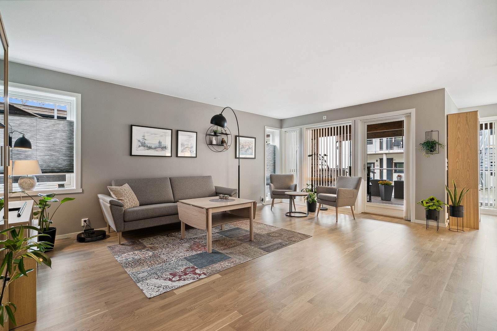 Leiligheten ligger i første etasje og har en god planløsning med flotte soner for møblering. Galleribilde