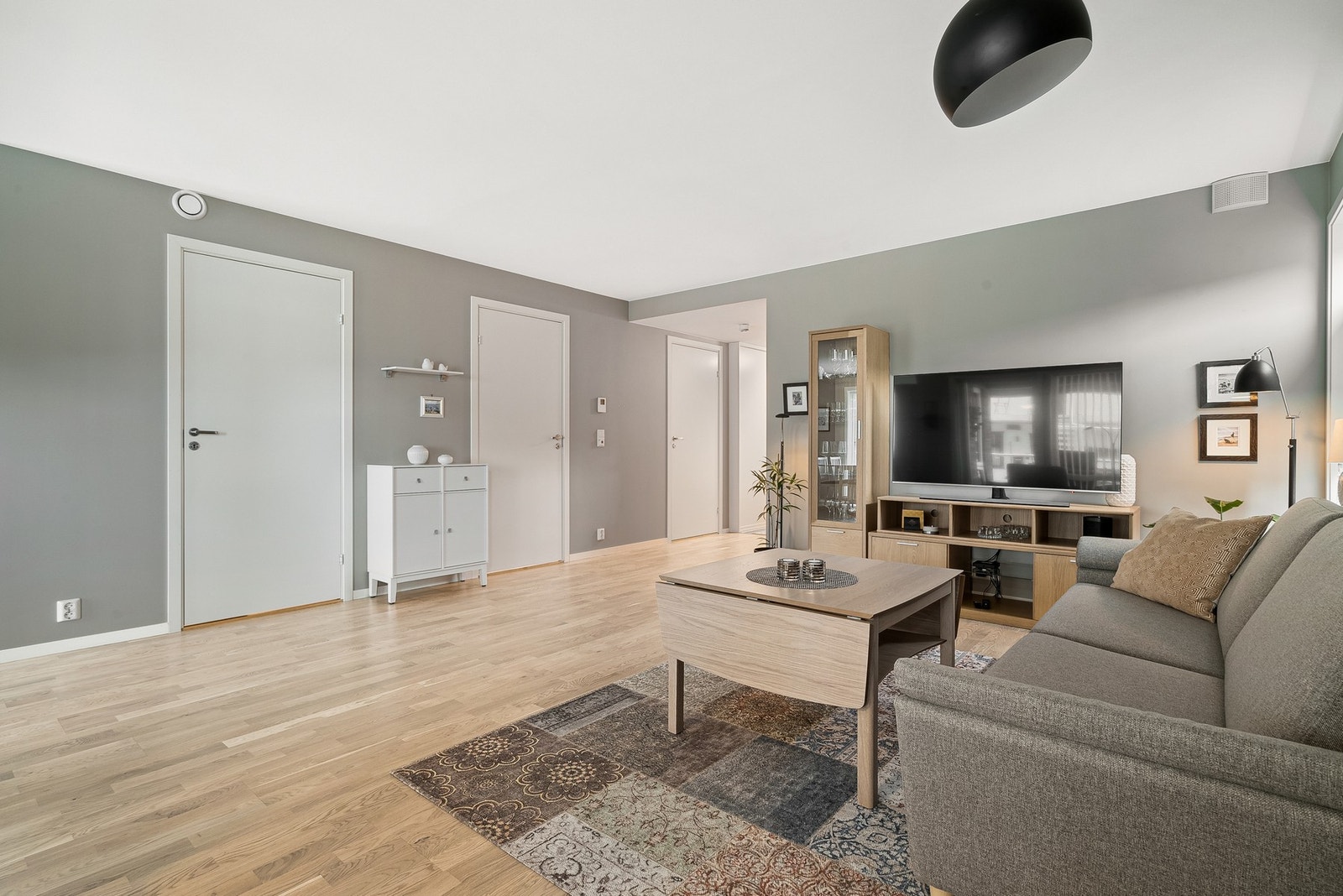 Velkommen inn til en romslig stue med god standard fra 2021! Galleribilde