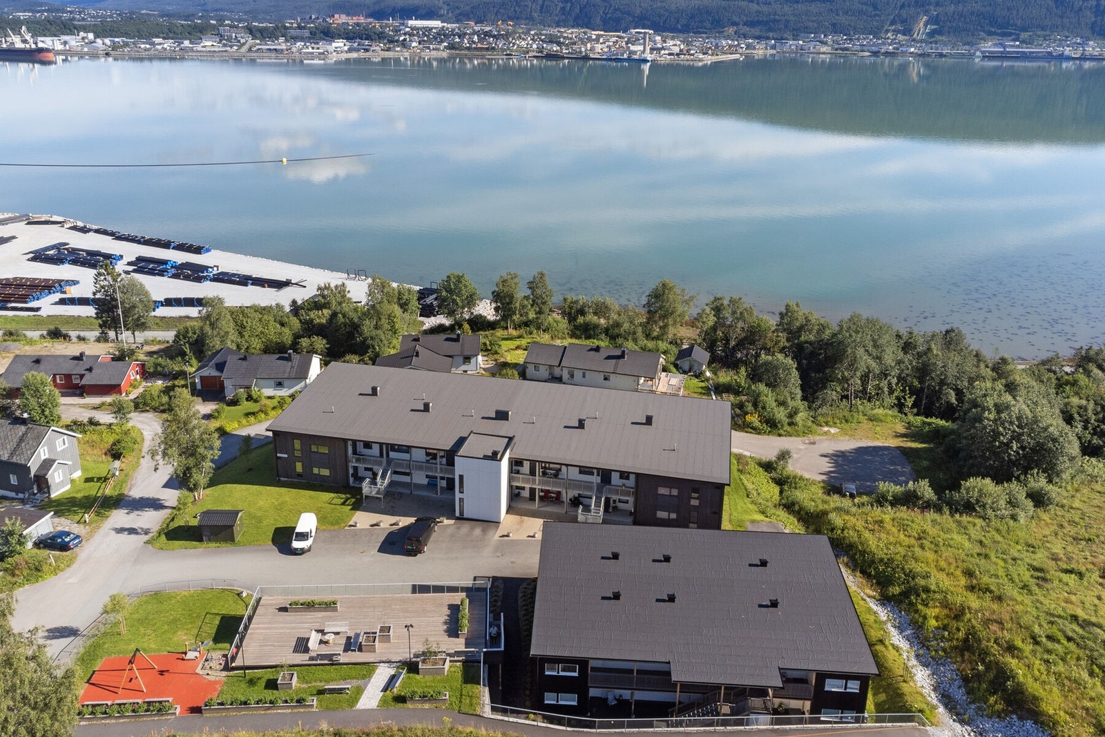 En drømmesituasjon for deg som vil bo på Båsmo, og som har behov for en lettstelt leilighet, i flotte omgivelser. Galleribilde