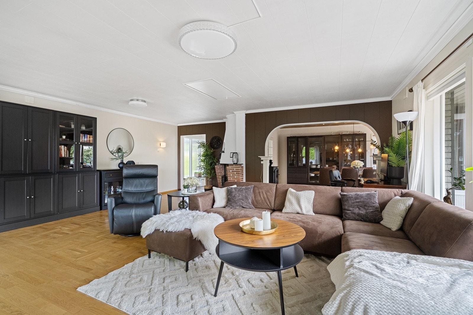 Stuen er malt i flere varme fargetoner som er med på å gi rommet dybde og liv. Galleribilde