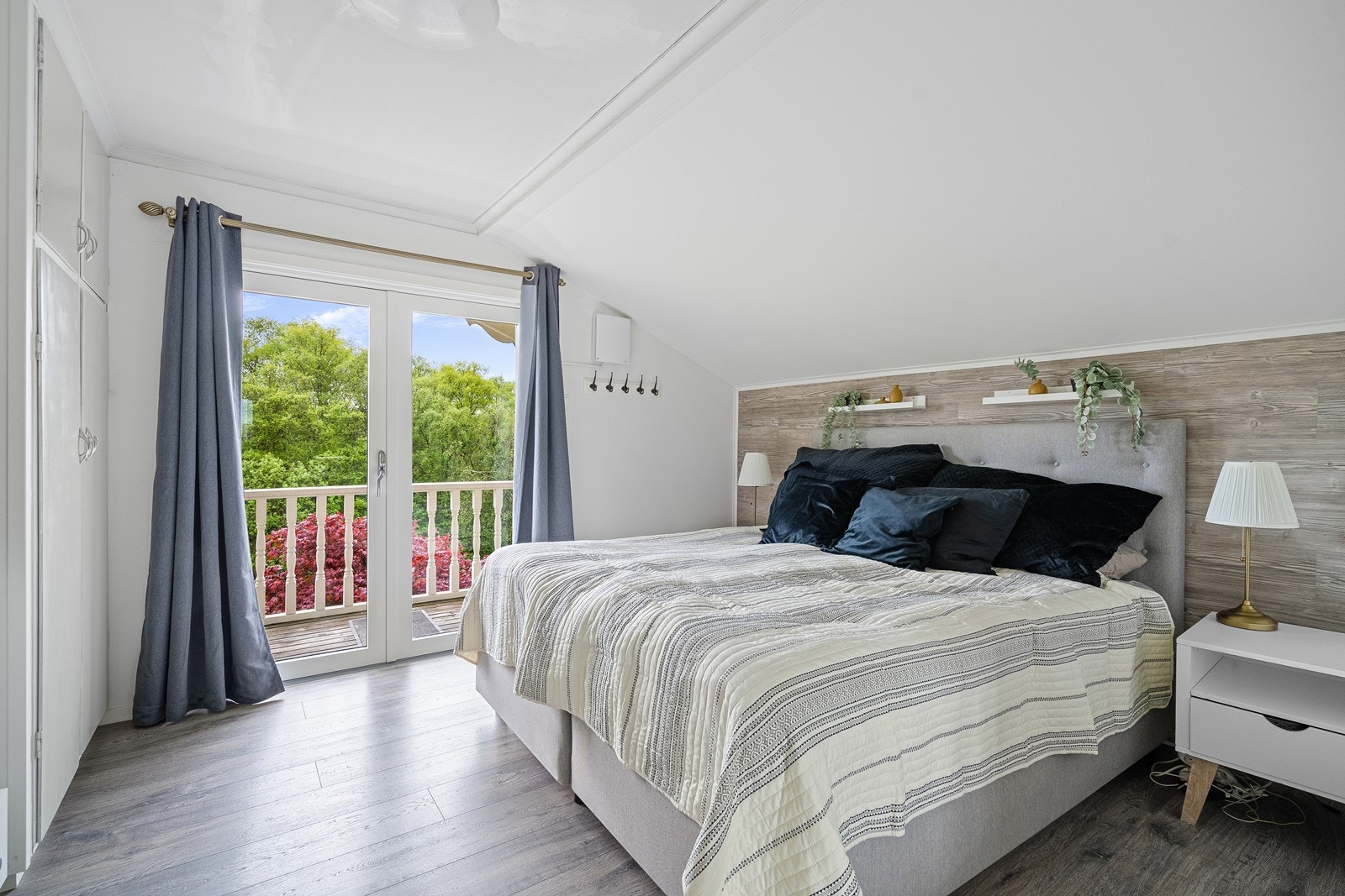 Lyst og luftig hovedsoverom med utgang til balkong. Galleribilde