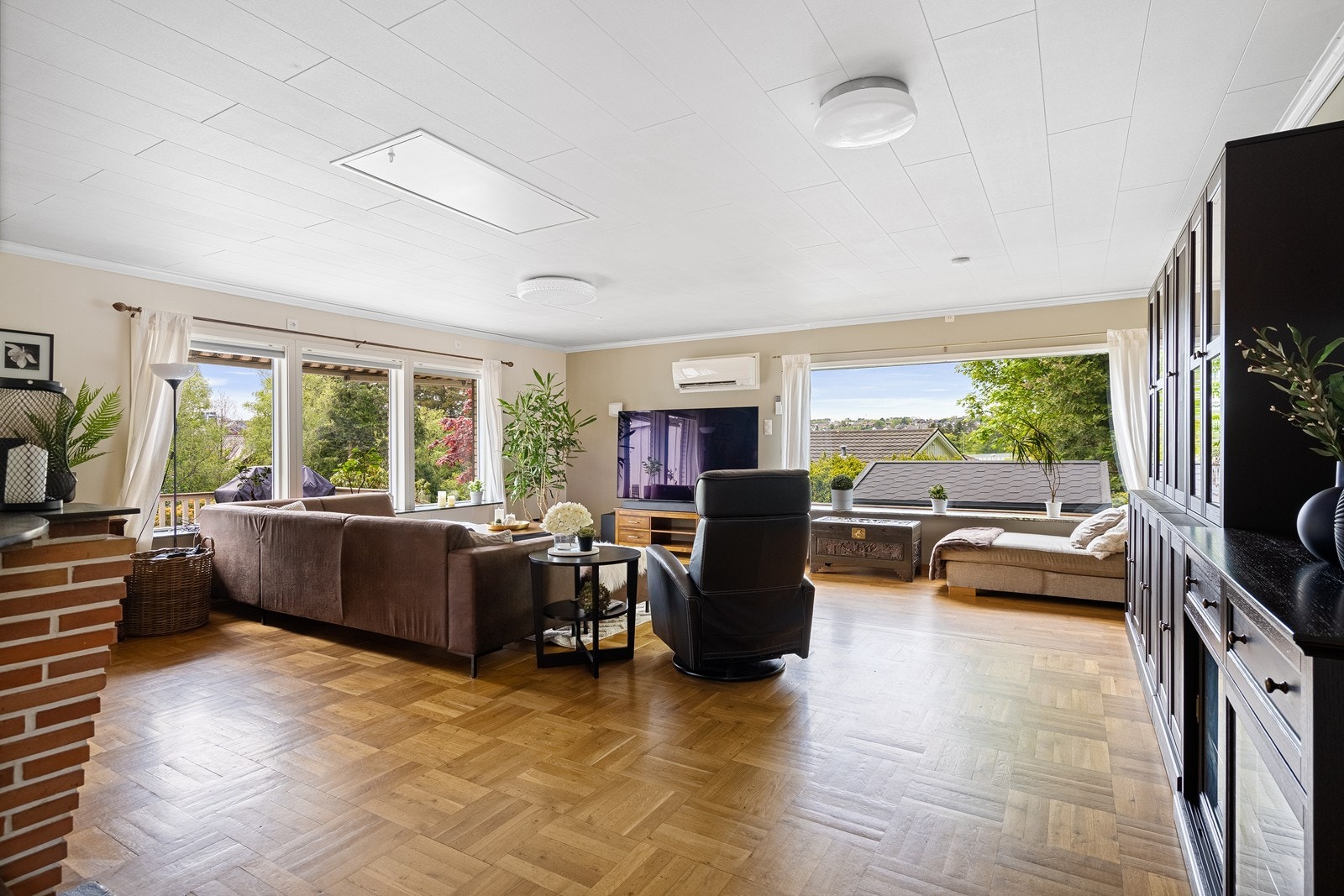 Stuen er stor og enkel å innrede, samtidig som den oppleves som lun og et hyggelig sted å være. Galleribilde