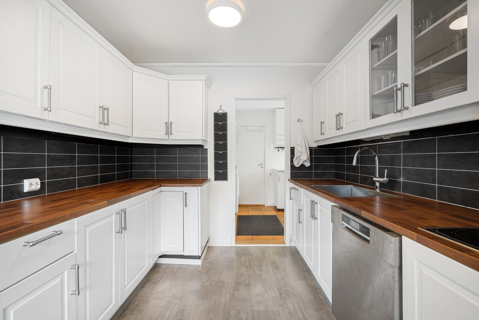 Et lyst kjøkken gir deg muligheten til å benytte det naturlige lyset optimalt. Galleribilde