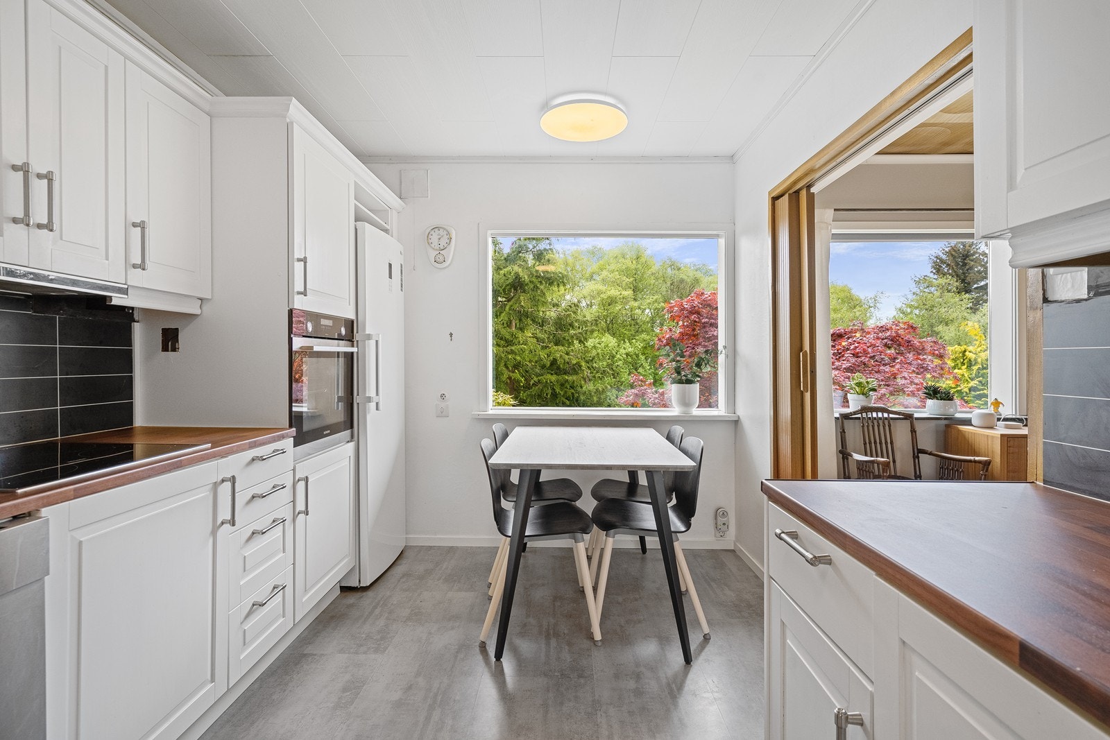 God skap- og benkeplass for oppbevaring og matlaging. Galleribilde