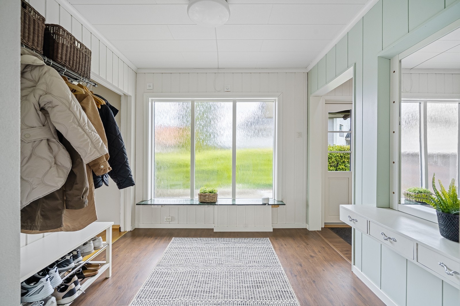 En legger raskt merke til hvor stor og lys boligen er, dette takket være masse naturlig lys. Galleribilde