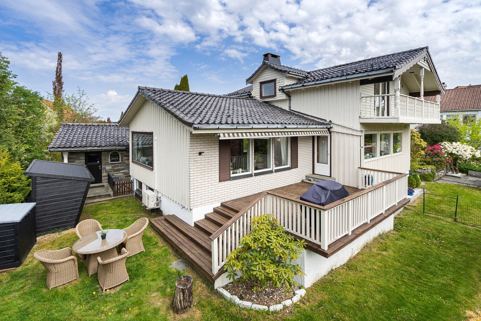 Solrikt og skjermet uteområde - Perfekt for deg som verdsetter privatliv, har dyr eller små barn. Galleribilde