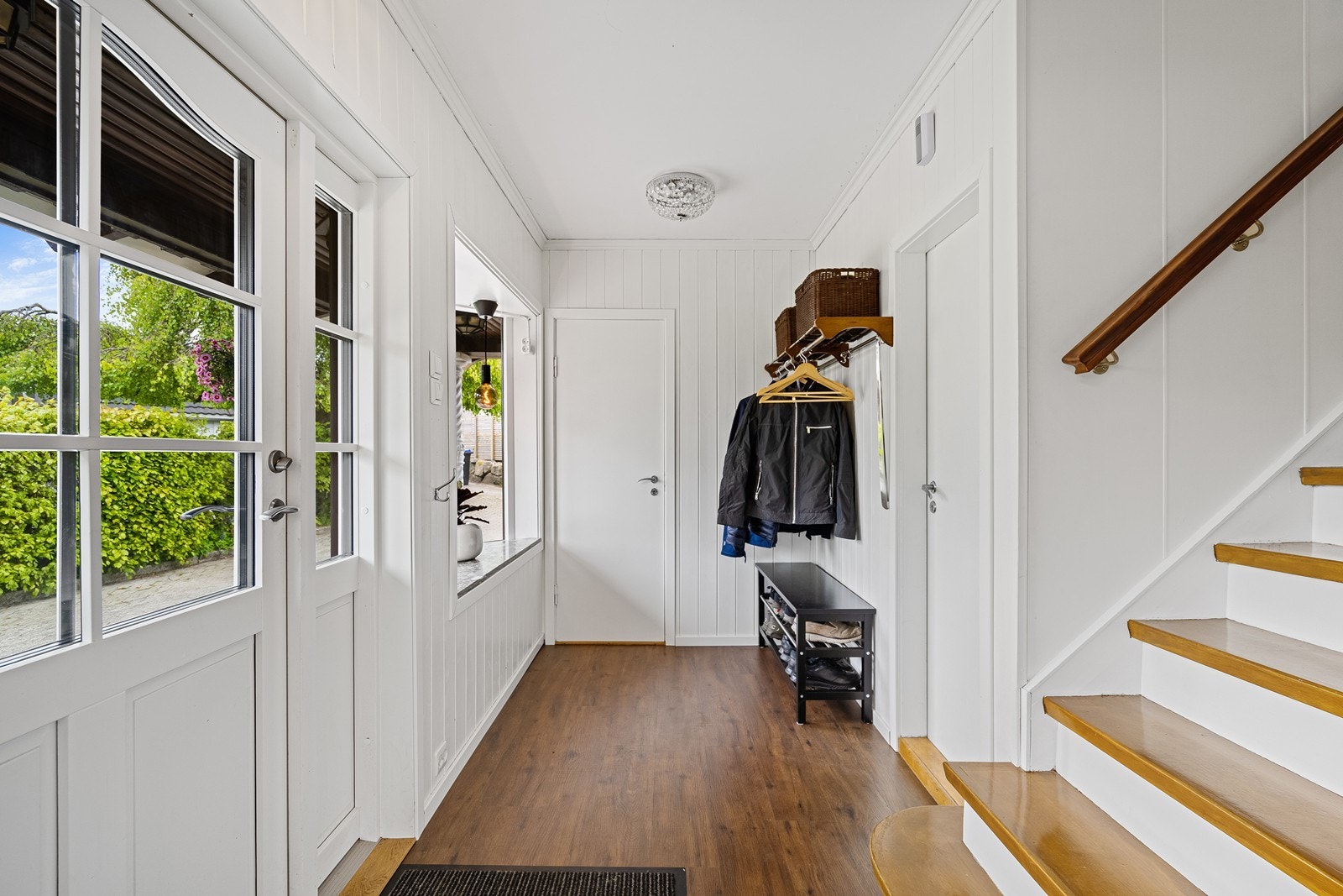 Romslig og innbydende entrè. Galleribilde