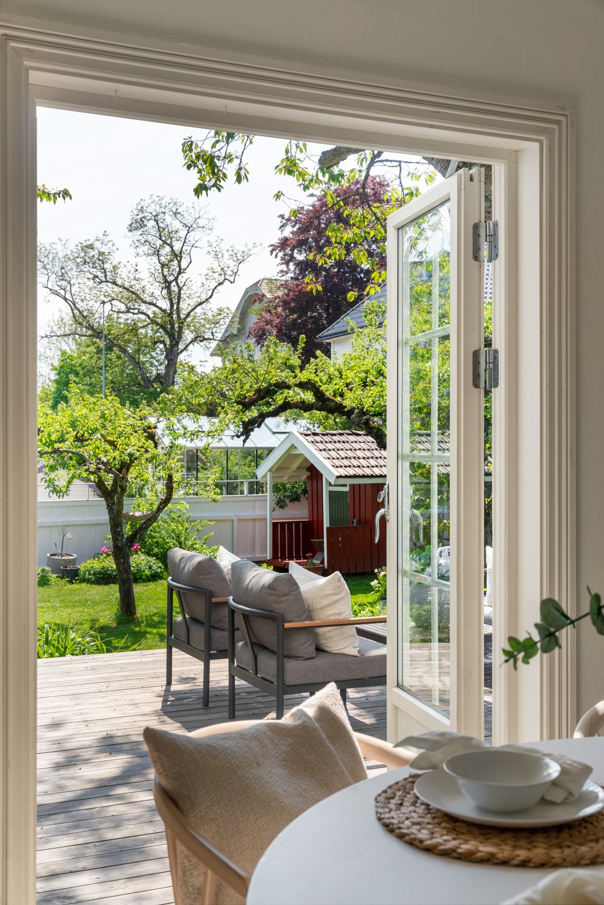 Utgang til terrasse og hage fra spisestuen Galleribilde
