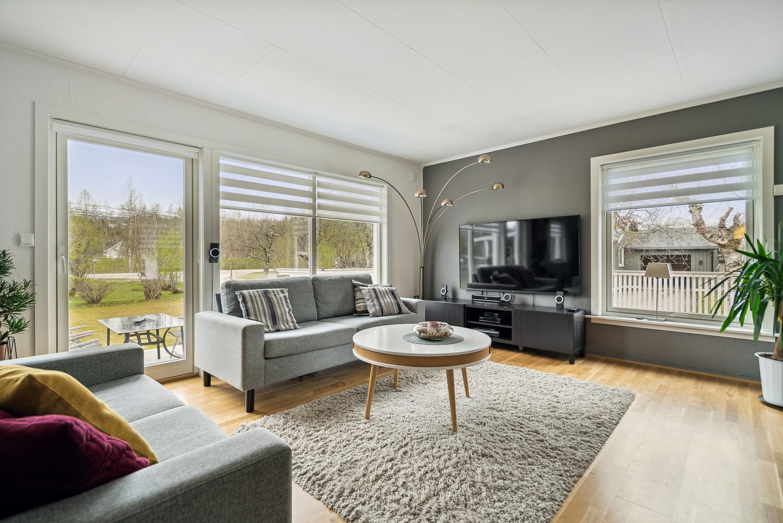 Utgang fra stue til over 70 kvm terrasse! Galleribilde