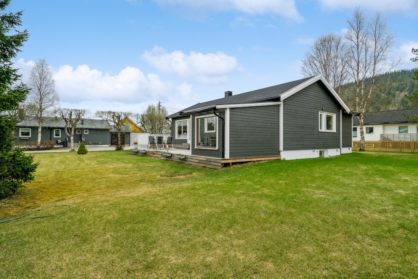 Her er stor hage, ypperlig for barnelek! Galleribilde