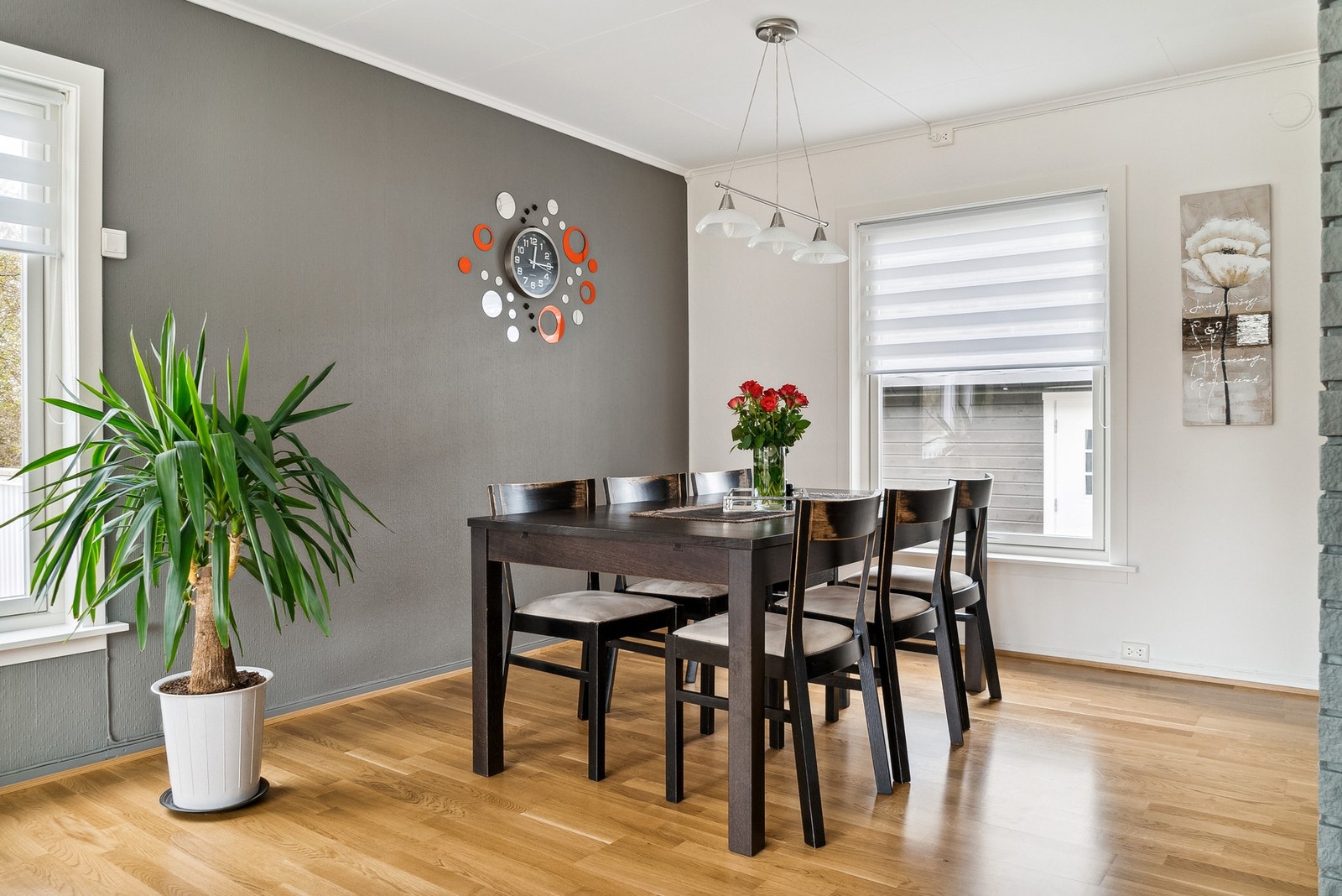 Fin plass for spisestue like ved kjøkkenet. Galleribilde
