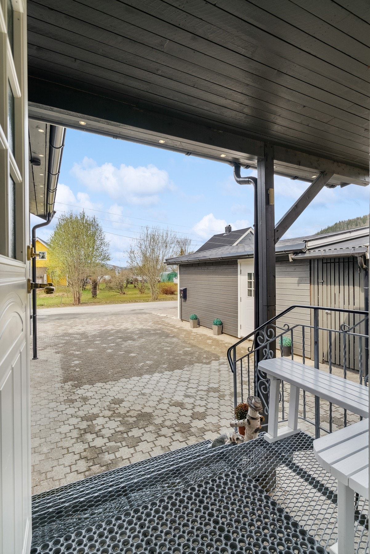 Overbygd inngangparti. Galleribilde