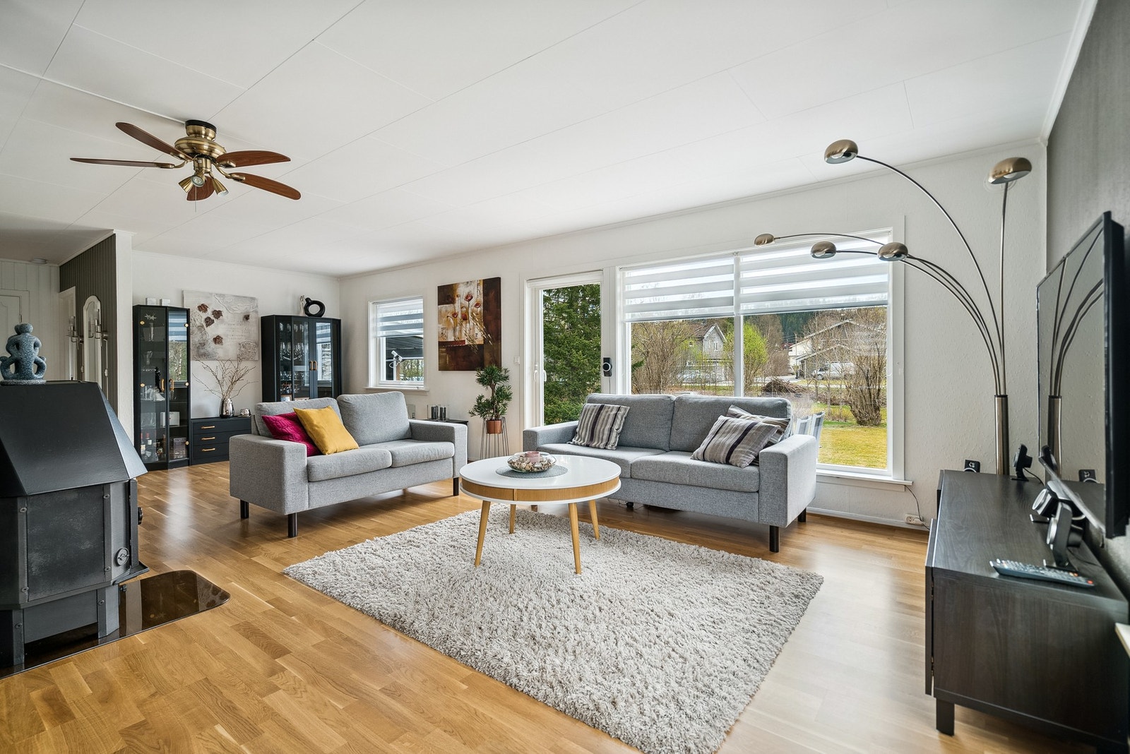 Det er ofret et soverom til inntekt for større stue. Galleribilde
