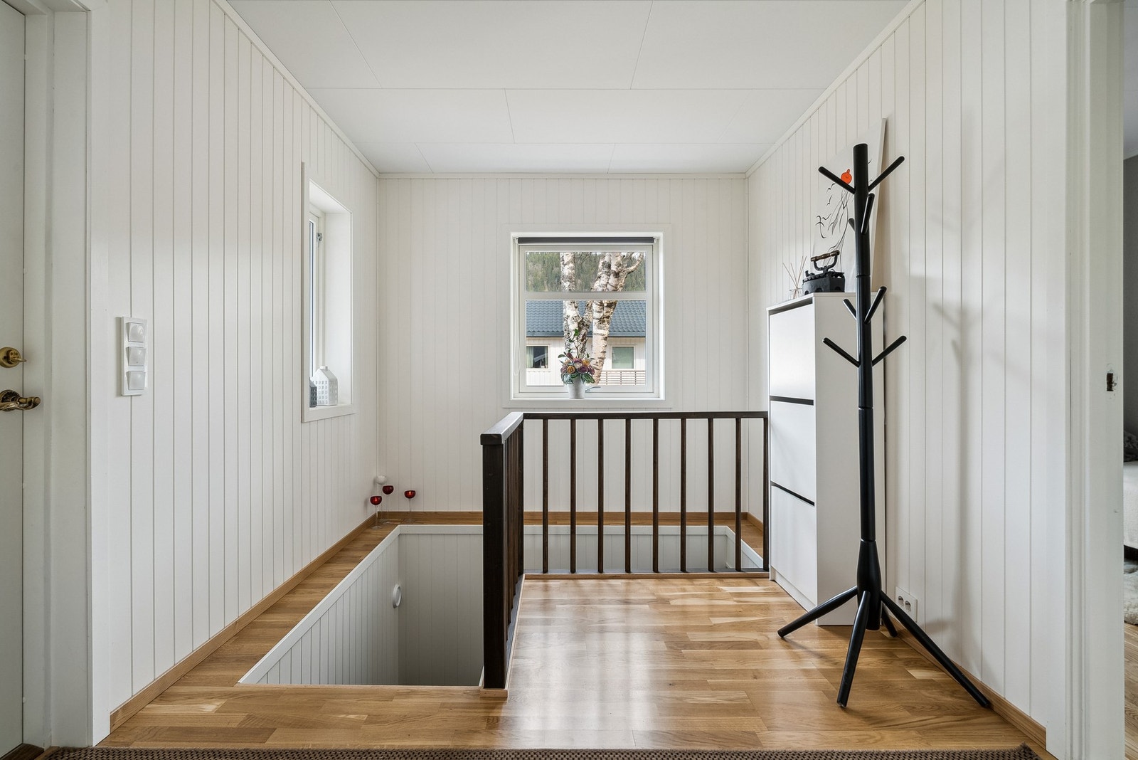 Fra hallen tar vi trappene ned i kjelleretasje. Galleribilde