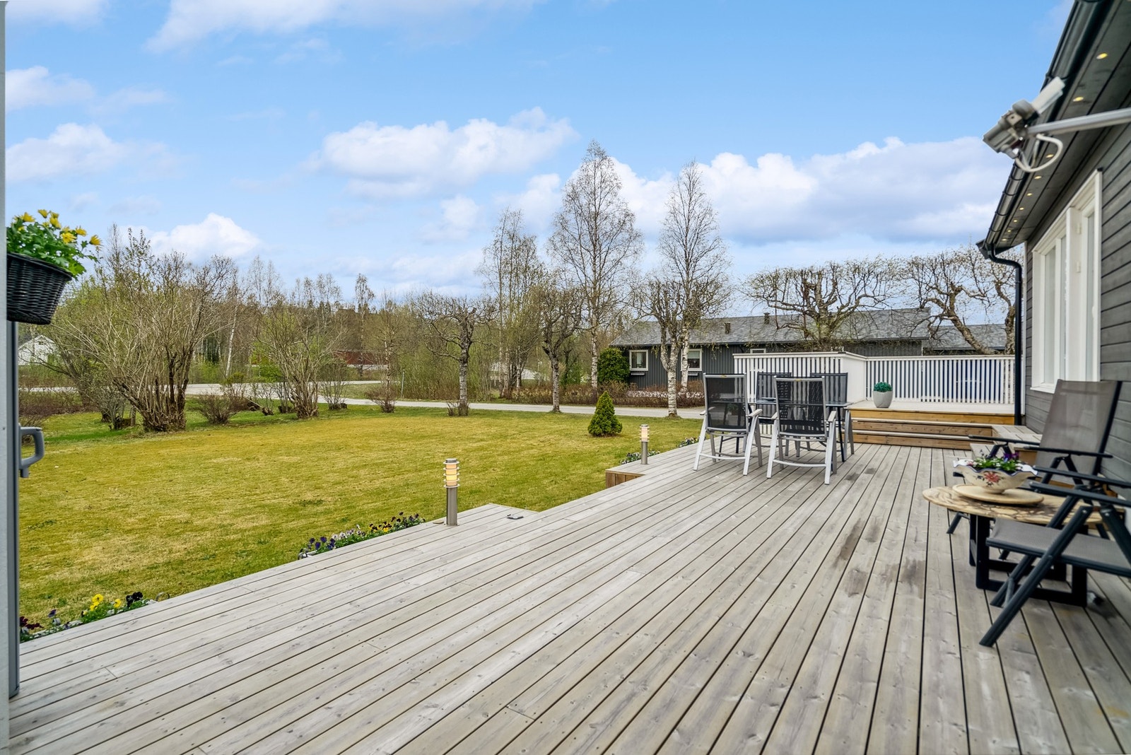Sørvendt terrasse med gode solforhold. Galleribilde