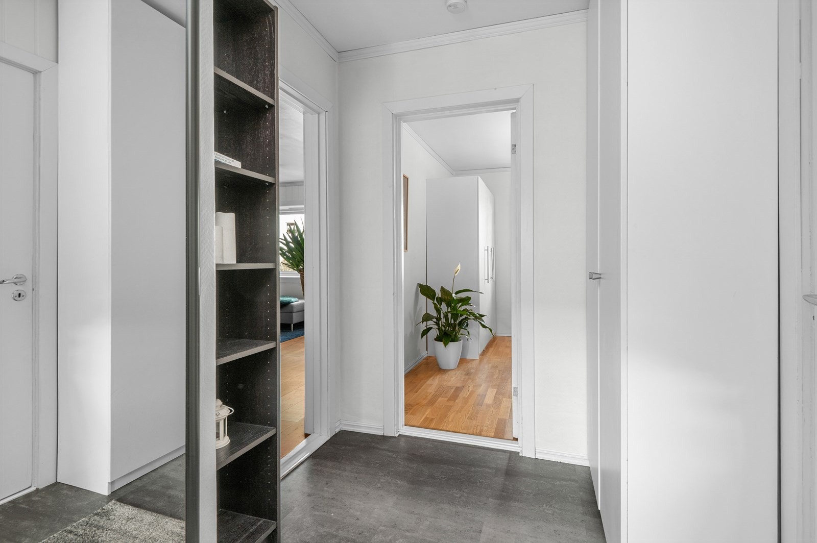 Gangen har praktiske hylleløsninger og godt med plass til klær og sko. Arealet måler 5m². Galleribilde