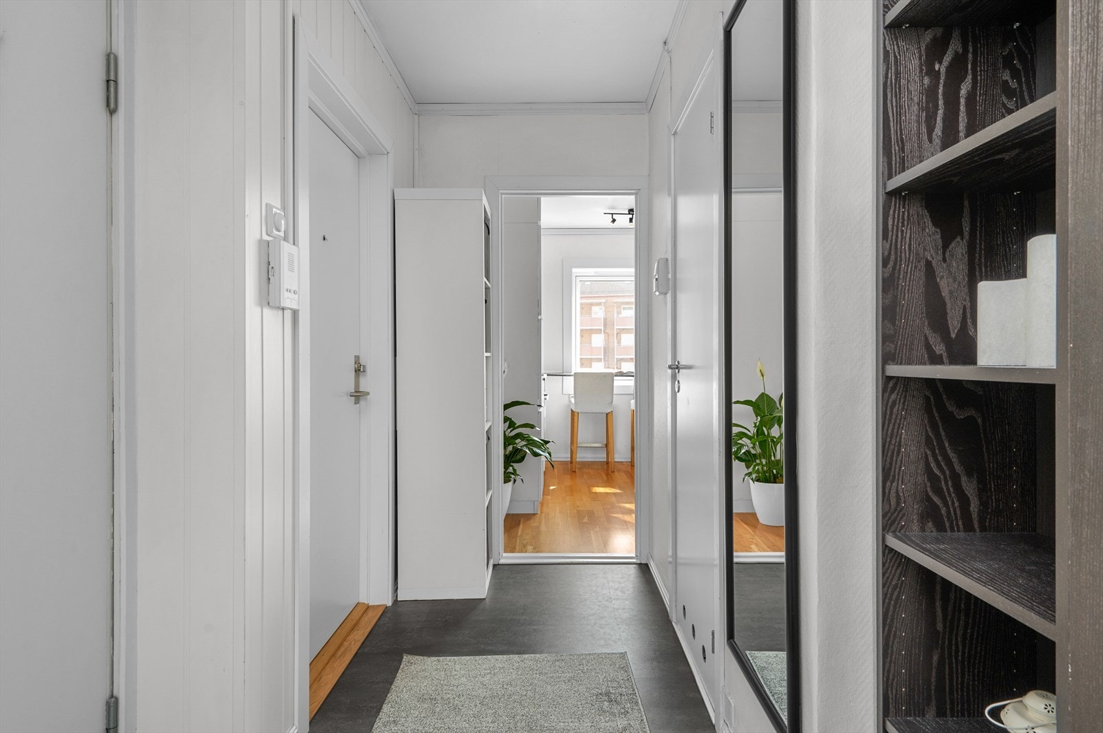 Fra gangen har du tilgang til stue, soverom, kjøkken, baderom, og separat toalettrom. Galleribilde