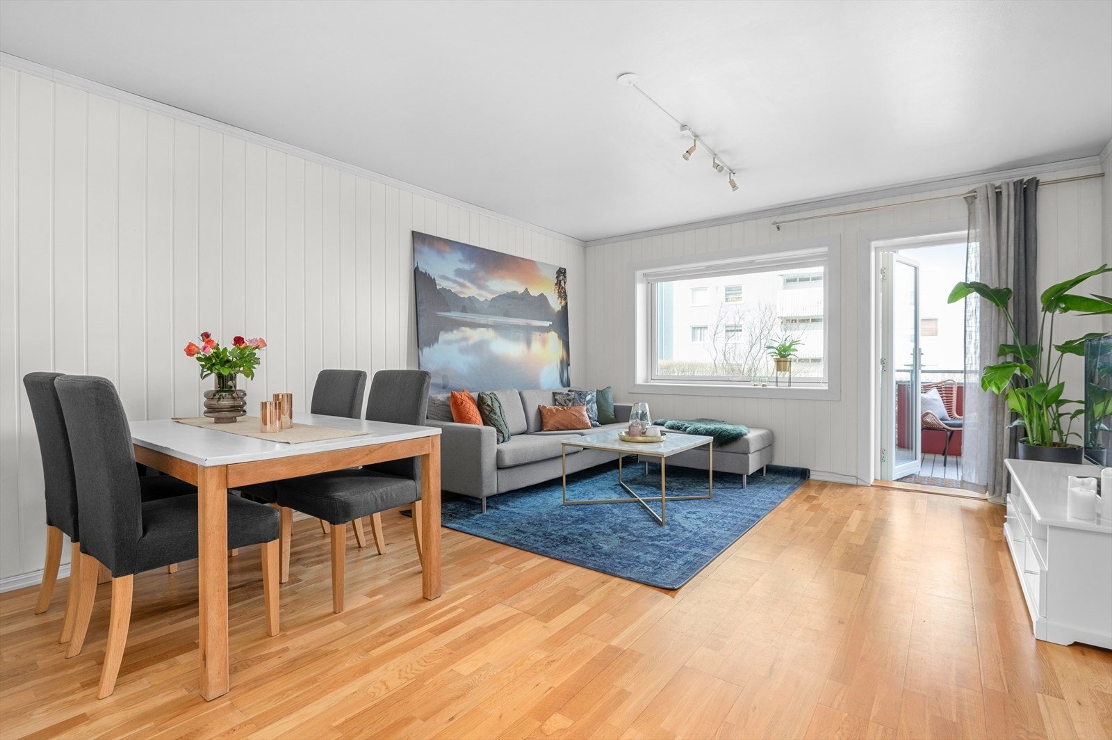 Leiligheten består av to soverom, stue, kjøkken, baderom, separat toalettrom, og entré. Galleribilde