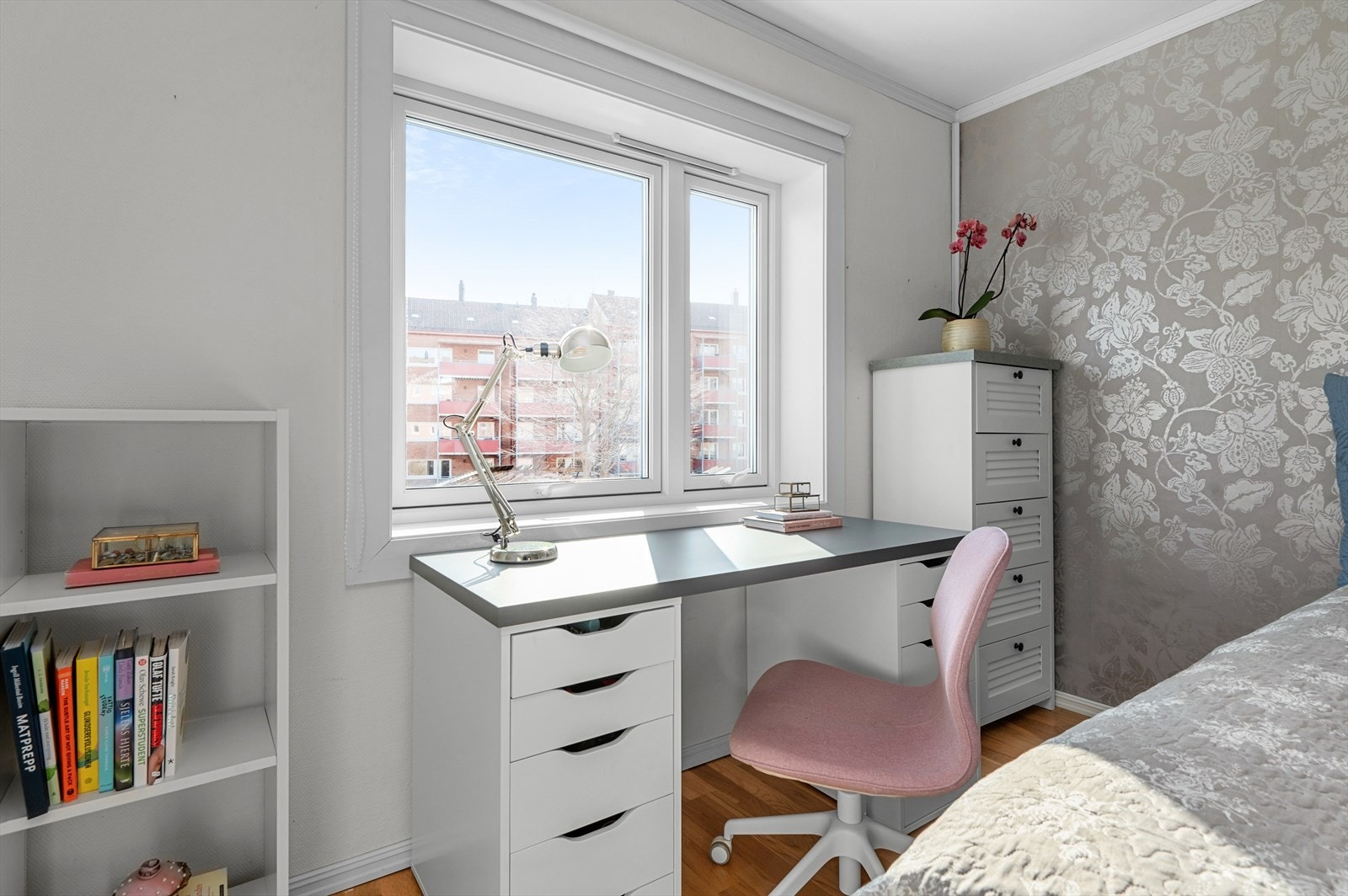 Det er godt med plass til ønsket møblering. I dag innredet med skrivepult. Dette rommet er vendt mot utsikten. Galleribilde