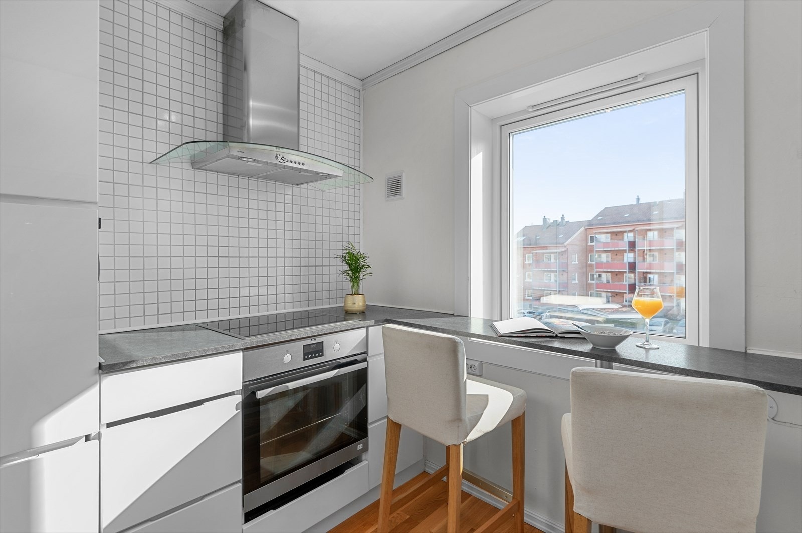 Kjøkkenet er oppgradert i 2009, og byr på en smakfull utførelse i hvitt. Galleribilde