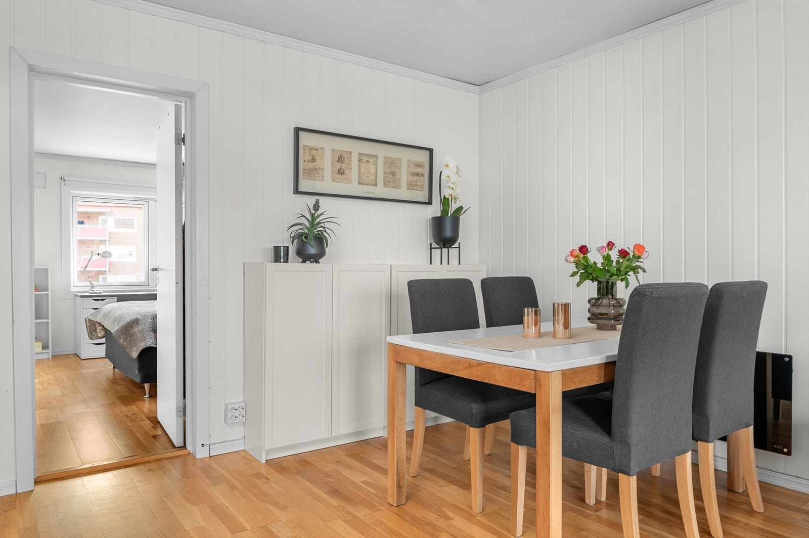 Stuen er romslig og strekker seg over 22,5m². Her får du god plass til spiseseksjon like ved kjøkkenet. Galleribilde