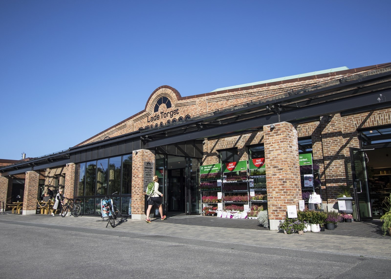 Du har et bredt utvalg på Ladetorget. Her får du Rema 1000 med post i butikk, restaurant, apotek, bakeri, og diverse småbutikker med alt man skulle trenge. Galleribilde